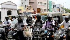 புதுச்சேரி ஆசிரியர்கள் கட்டாயம் ஹெல்மெட் அணிய வேண்டும்: பள்ளிக்கல்வித்துறை அதிரடி உத்தரவு