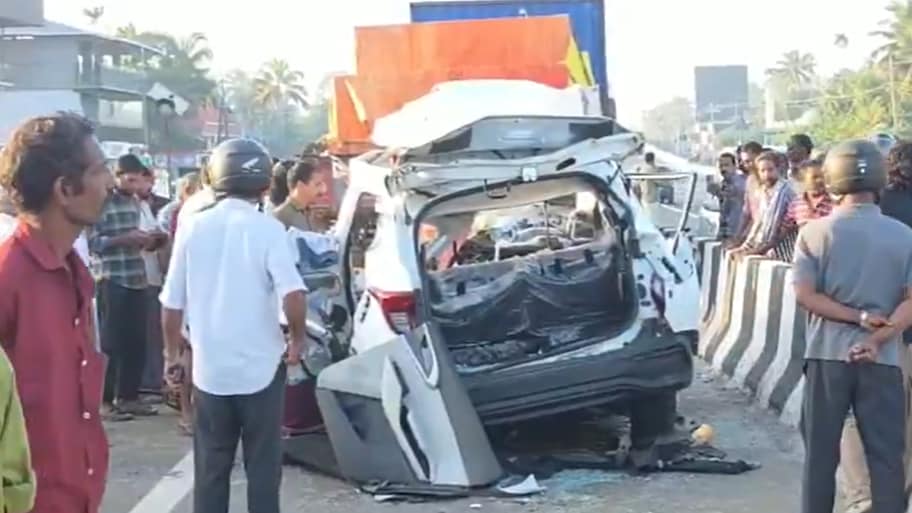 கேரளாவில் விபத்து : லாரி மீது மோதிய கார்... 8 தமிழக இளைஞர்கள் பலி