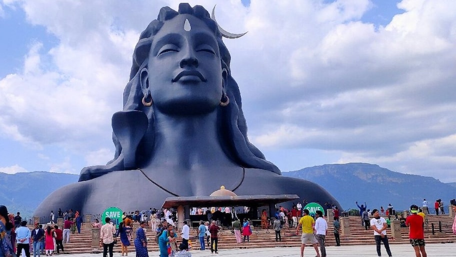 கோவை ஈஷா யோகா மையத்தில் பரபரப்பு: கத்தியை காட்டி மிரட்டிய இளைஞர் கைது!