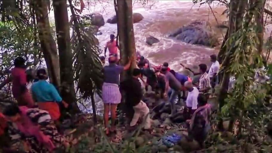 கேரளாவில் கனமழை: நிலச்சரிவில் சிக்கி சென்னைப் பெண் உட்பட 5 பேர் பலி! 2 பேர் மாயம்