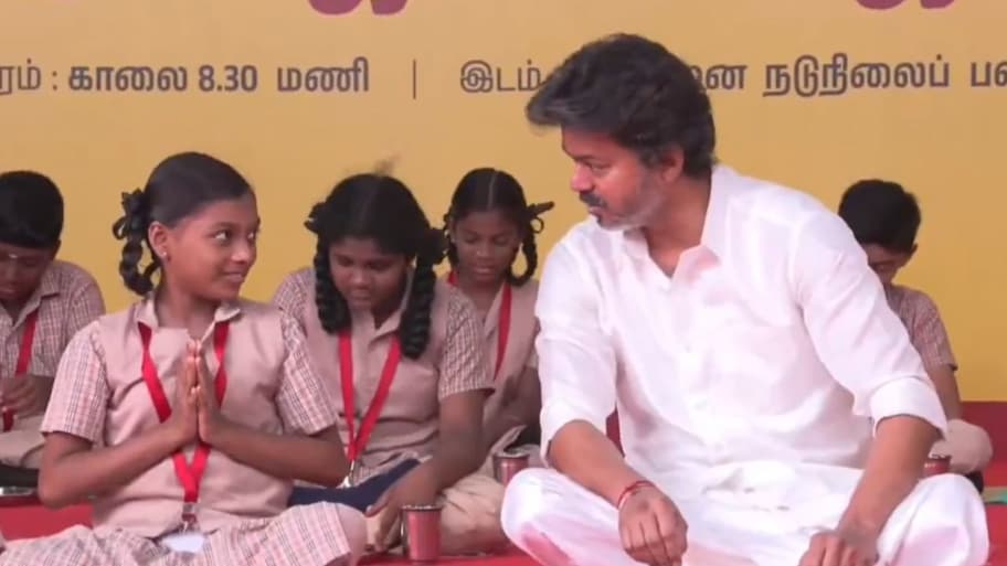 நடுநிலை பள்ளிகளில் காலை உணவு திட்டம்.. மாணவர்களுடன் அமர்ந்து சாப்பிட்ட CM விஜய்!