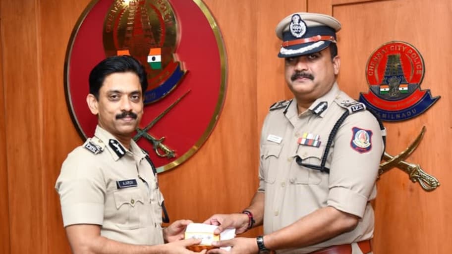 2 ஐபிஎஸ் அதிகாரிகள் காத்திருப்போர் பட்டியலுக்கு மாற்றம்... ஜெம் வீரமணி வழக்கு காரணமா?