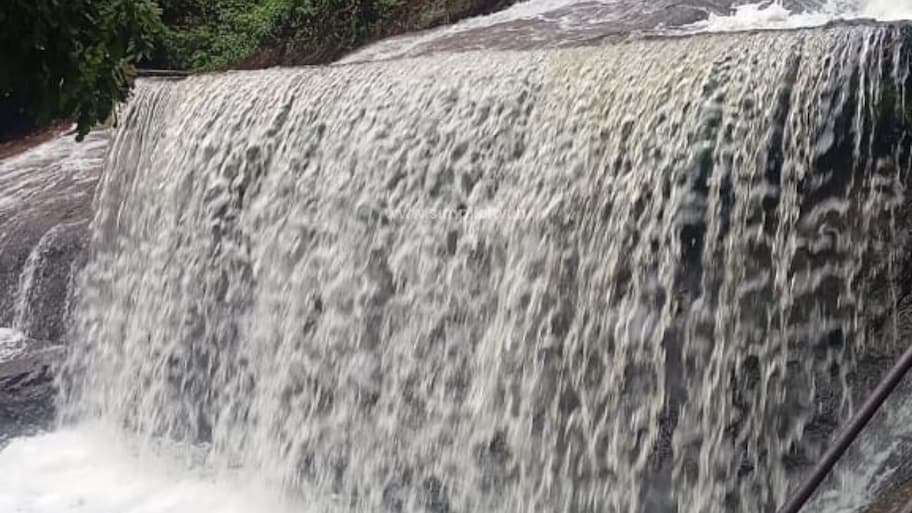கோவை குற்றாலத்தில் வெள்ளப்பெருக்கு.. சுற்றுலா பயணிகளுக்கு குளிக்க தடை!