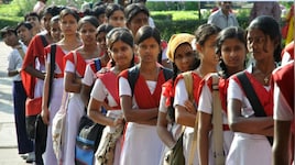பள்ளிப்படிப்பை  பாதியில் கைவிடும் மாணவிகள்... கிராமங்களில் நிலை மோசம்.. ஷாக் ரிப்போர்ட்!