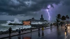 Kanyakumari Red Alert: திற்பரப்பு அருவி, விவேகானந்தர் பாறை மூடல்... சுற்றுலாப் பயணிகளுக்கு முக்கிய எச்சரிக்கை!