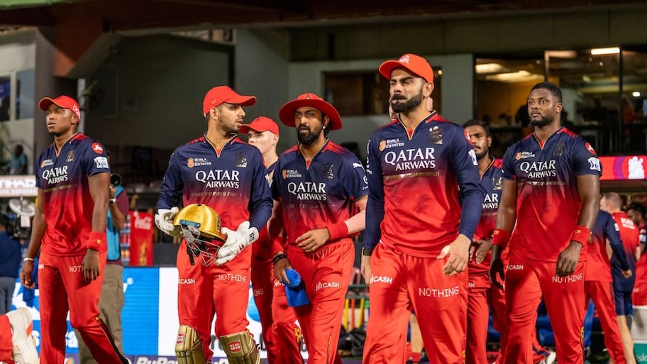 RCB செய்யப்போகும் அதிரடி மாற்றம்.. 7 வீரர்களை விடுவிக்க திட்டம்? அடுத்த கேப்டன் இவர்தான்!